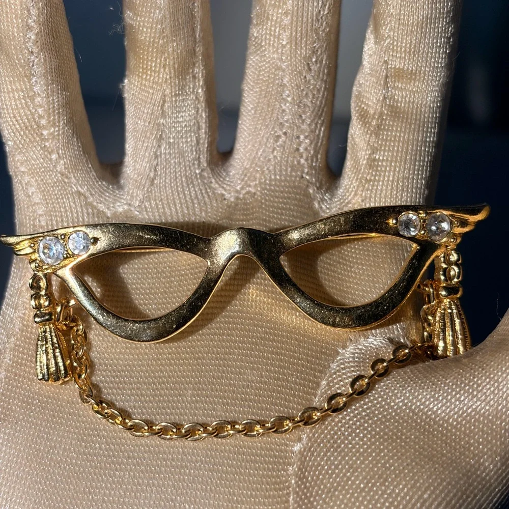 Vintage Avon Brooch Cat Eye Glasses Clear Rhinestones Gold Tone Hanging Chain - Picture 2 of 5